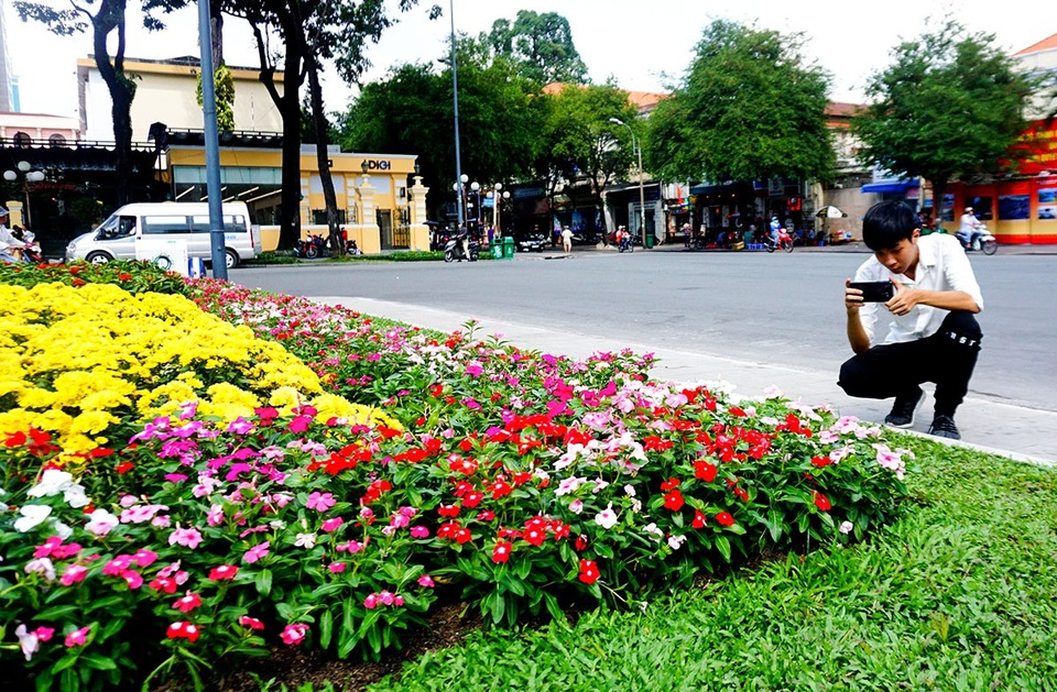 Khách Tây thích thú vườn hoa đầy sắc màu trước nhà thờ Đức Bà - 6 Cách vài tuần tôi thường lên TPHCM chơi, mấy lần trước chưa thấy xuất hiện vườn hoa, nay thấy cả công viên được phủ các loại hoa rất đẹp, nhìn rất đã, anh Thiên Ân, ngụ Đồng Nai chia sẻ.