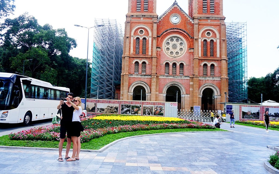 Khách Tây thích thú vườn hoa đầy sắc màu trước nhà thờ Đức Bà - 5 Ngoài trồng hoa, công viên được lát lại đá, sửa lối đi, đặt nhiều thùng rác xung quanh để đảm bảo mỹ quan đô thị.