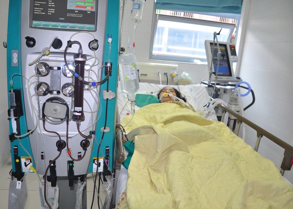 Mẹ không vay được tiền, nữ sinh 20 tuổi trường Y có nguy cơ mất mạng - 2 Xuân phải tiến hành lọc máu liên tục với chi phí lớn.