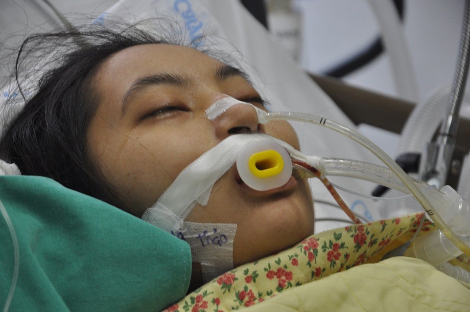 Mẹ không vay được tiền, nữ sinh 20 tuổi trường Y có nguy cơ mất mạng - 5 Cơ hội sống của em vẫn còn nhưng em không có ai để bấu víu.