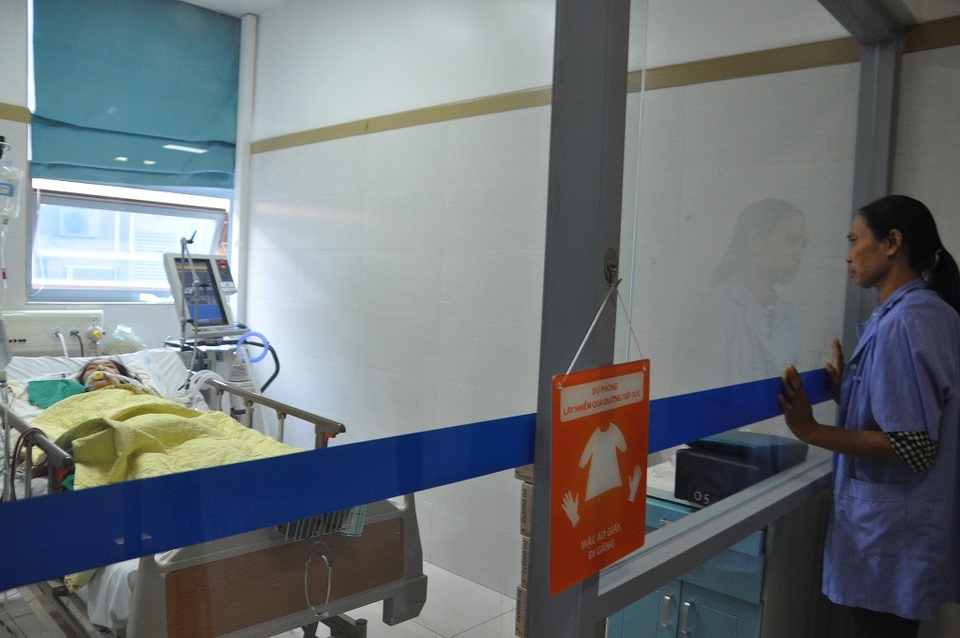 Mẹ không vay được tiền, nữ sinh 20 tuổi trường Y có nguy cơ mất mạng - 4 Còn gi đau đớn hơn khi thấy con gái đang ở trong bàn tay tử thần nhưng mẹ lại không thể cứu.