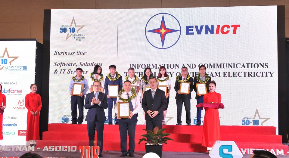 EVNICT đạt danh hiệu 50 Doanh nghiệp CNTT hàng đầu Việt Nam 2018 - 2
Đây là lần thứ 2 liên tiếp EVNICT đạt được danh hiệu 50 doanh nghiệp CNTT hàng đầu Việt Nam