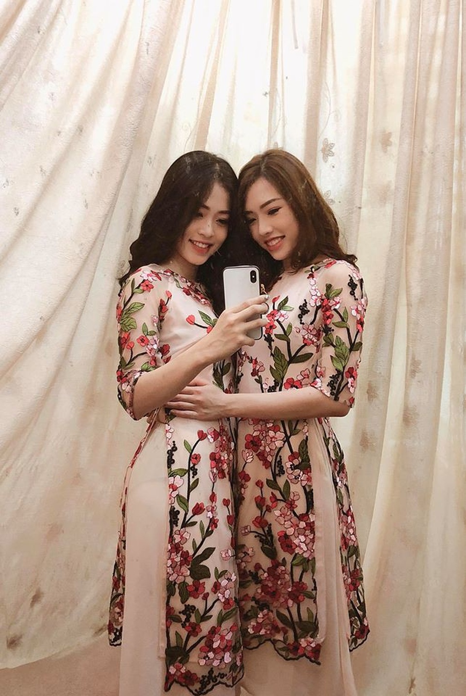 Chị gái giỏi giang, em trai "soái ca" của Á hậu Bùi Phương Nga, Thuý An - 5 Hai cô gái đều sở hữu chiều cao nổi bật trên 1m7 cùng vóc dáng thon gọn.