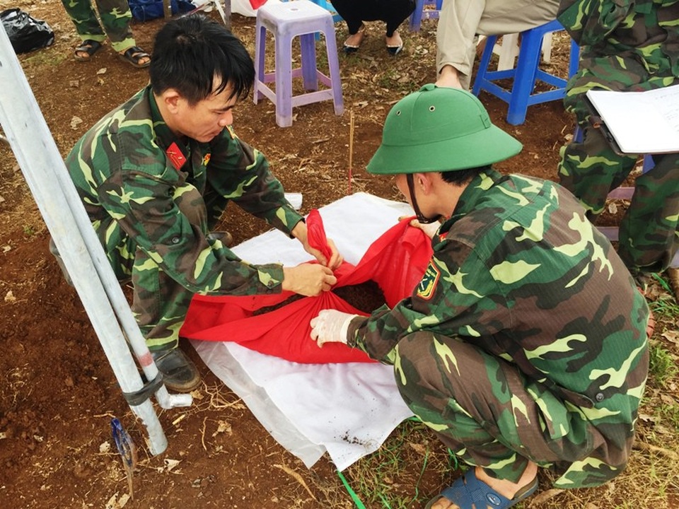 Người thân tìm được liệt sĩ nhờ chiếc bút máy khắc tên - 3 Lực lượng chức năng cất bốc hài cốt liệt sĩ.