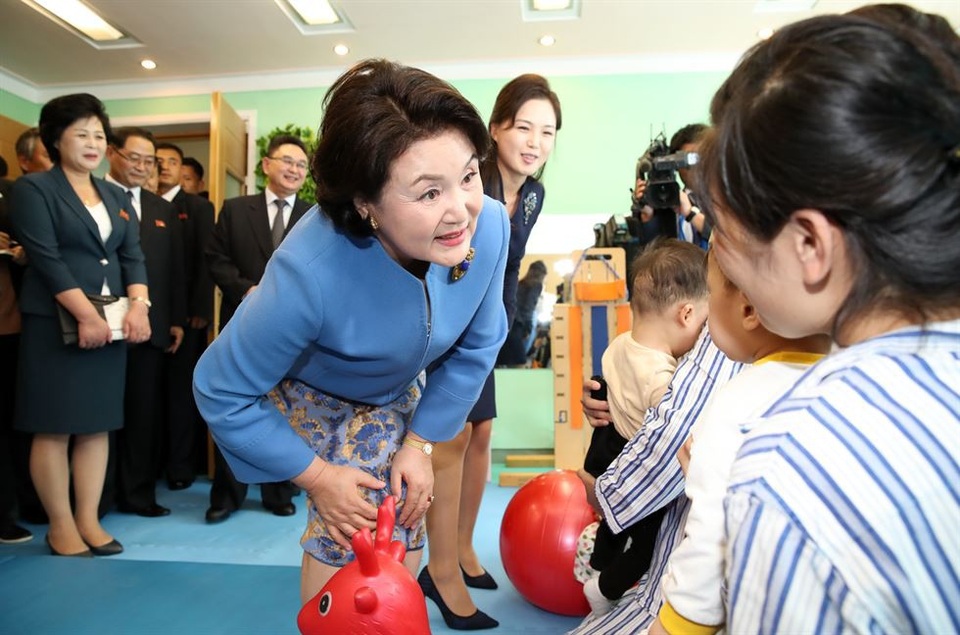 Phu nhân Tổng thống Hàn Quốc Moon Jae-in, bà Kim Jung-sook, và phu nhân nhà lãnh đạo Triều Tiên Kim Jong-un, bà Ri Sol-ju, ngày 18/9 đã cùng nhau tới thăm bệnh viện nhi Okryu - bệnh viện đa khoa lớn nhất dành cho trẻ em tại Triều Tiên. Hai đệ nhất phu nhân đã tham quan các phòng chụp CT và X-quang và tới thăm một phòng giáo dục thể chất dành cho trẻ em tại bệnh viện.