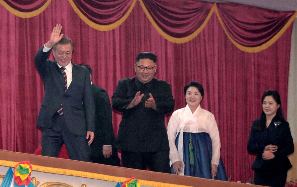 Hai đệ nhất phu nhân Hàn - Triều cũng được nhìn thấy đi cạnh nhau khi tới dự chương trình nghệ thuật tại nhà hát lớn Bình Nhưỡng vào tối 18/9.