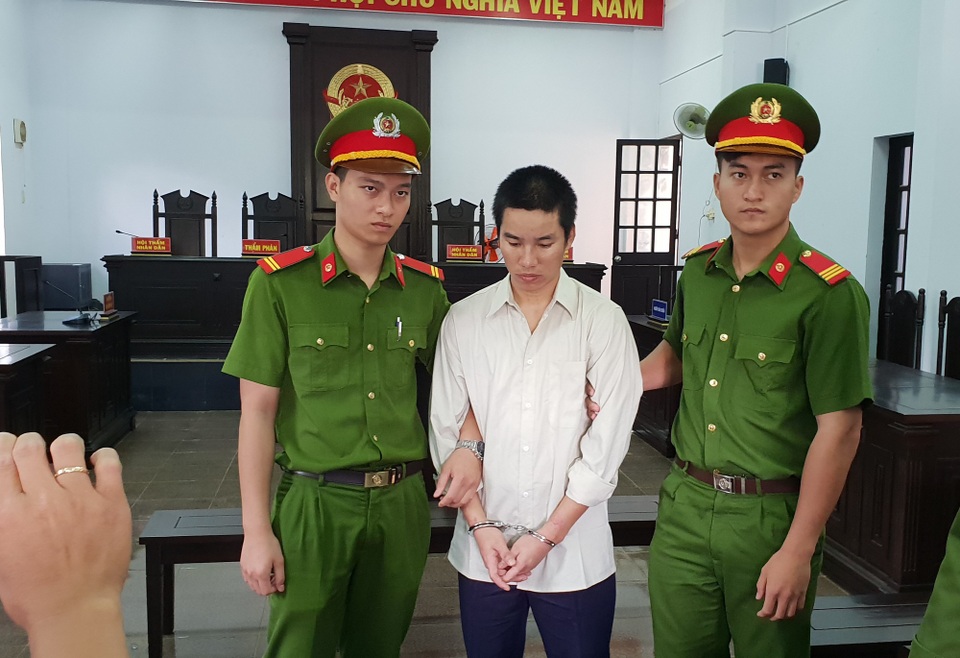 Nghi ngờ ngoại tình, chồng chém vợ tử vong ngay trước mặt em vợ - 1 Bị cáo Trần Anh Tiến tại phiên tòa sơ thẩm