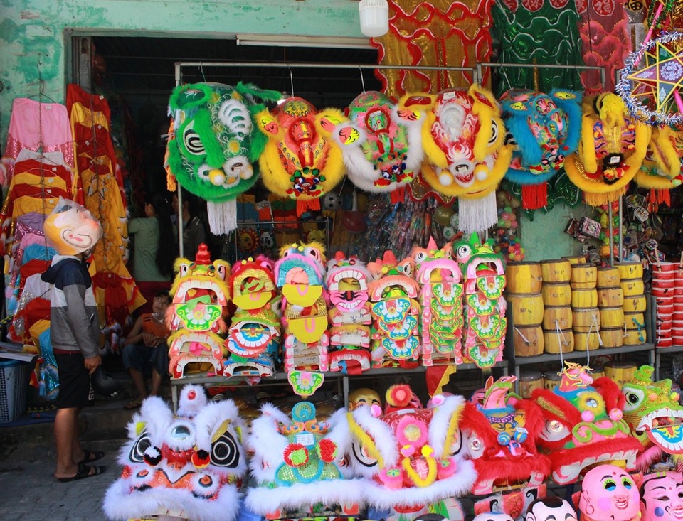 Rộn ràng không khí Tết Trung thu ở phố đồ chơi trẻ em - 2 Rộn ràng không khí Tết Trung thu ở phố đồ chơi trẻ em - 2