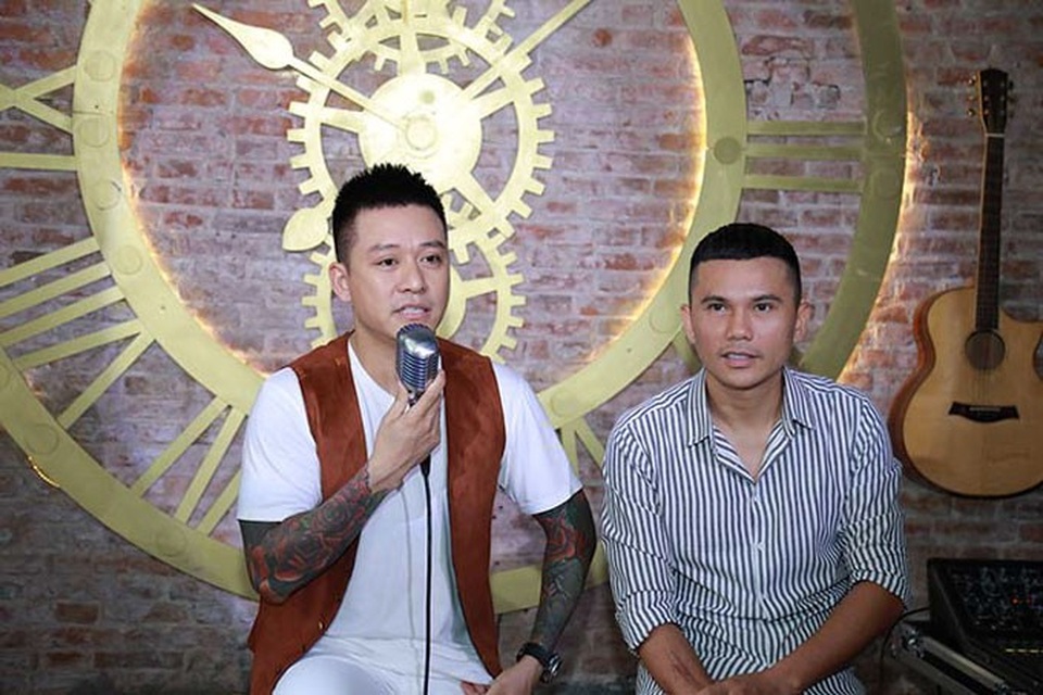 Tú Dưa (phải) sẽ góp mặt trong liveshow của Tuấn Hưng. Trước đây Tú Dưa và Tuấn Hưng cùng là thành viên nhóm Quả dưa hấu. Anh cũng là tác giả của nhiều hit làm nên tên tuổi Tuấn Hưng như Nắm lấy tay anh...