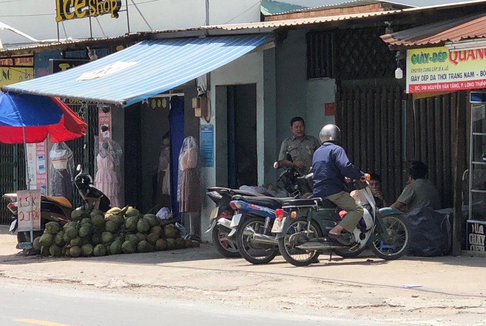 Vụ nam thanh niên tử vong sau mâu thuẫn giao thông: Có liên quan đến 4 sinh viên - 1
Cơ quan chức năng phong tỏa hiện trường nơi xảy ra vụ án.