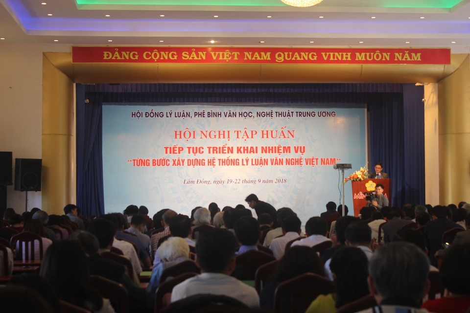 “Từng bước xây dựng hệ thống lý luận văn nghệ Việt Nam” - 1 Quang cảnh buổi Hội nghị tập huấn