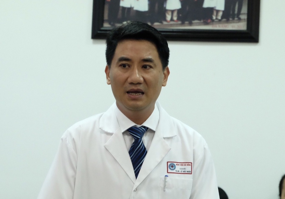 2 mẹ con tử vong trong chuyến du lịch Đà Nẵng: Hồi tỉnh, người chồng sốc khi biết vợ con đã chết - 1 TS.BS Lê Đức Nhân - Giám đốc Bệnh viện đa khoa Đà Nẵng thông tin đến chiều 19/9, bệnh nhân V. đã hồi tỉnh