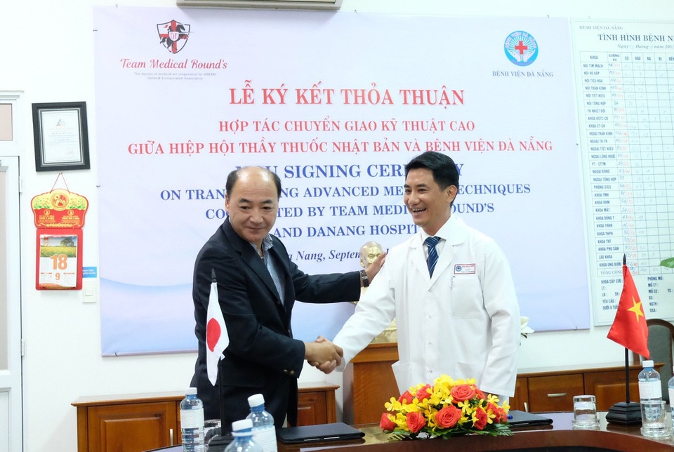 Bệnh viện Đà Nẵng sẽ thực hiện ca ghép gan đầu tiên vào năm 2020 - 1
Lễ ký kết biên bản ghi nhớ cấy ghép nội tạng giữa Bệnh viện và Team Medical Rounds, Hội Y bác sĩ Việt Nam - Nhật Bản