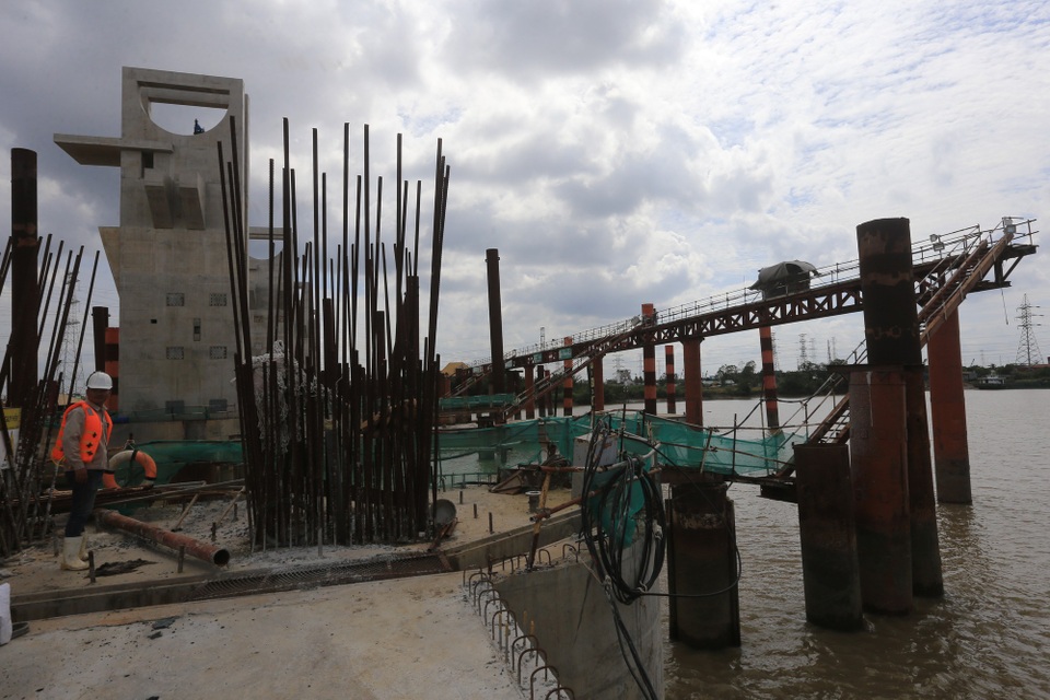 TPHCM: Ngổn ngang dự án chống ngập 10.000 tỷ đồng vì nửa năm "bất động" - 13 Đầu tháng 7, UBND thành phố có công văn gửi đến nhà đầu tư về việc đồng ý xác nhận báo cáo thanh toán giải ngân để thực hiện thủ tục tái cấp vốn tiếp cho dự án. Vì vậy, nhà đầu tư chuẩn bị các thủ tục để có thể thi công tiếp và hoàn thành dự án dự kiến vào năm 2019.