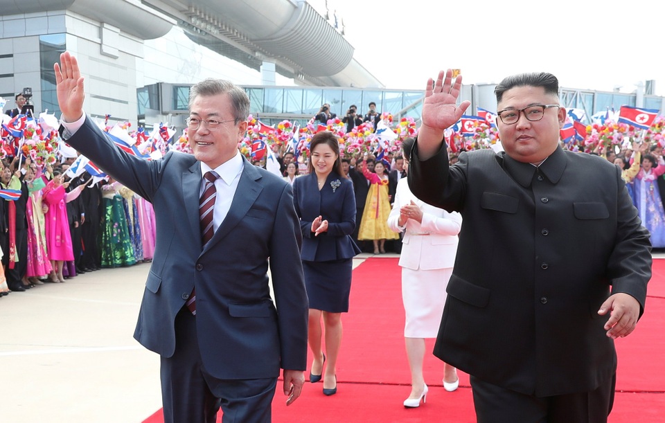 Sự khiêm nhường hiếm thấy khi lãnh đạo Triều Tiên thừa nhận yếu kém - 1 Ông Kim Jong-un đón ông Moon Jae-in tại sân bay Sunan ngày 18/9 (Ảnh: Reuters)