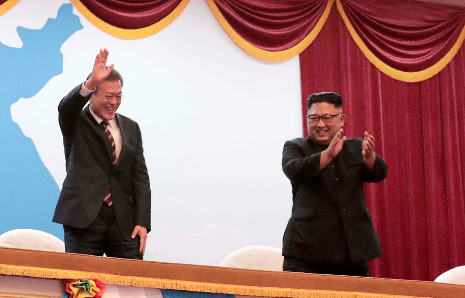 Lãnh đạo Hàn - Triều cùng xem hòa nhạc, dự tiệc tối - 1 Nhà lãnh đạo Kim Jong-un và Tổng thống Moon Jae-in ngày 18/9 đã tới nhà hát lớn Bình Nhưỡng để tham dự chương trình nghệ thuật đặc biệt sau khi kết thúc cuộc họp thượng đỉnh đầu tiên trong chuyến thăm 3 ngày của nhà lãnh đạo Hàn Quốc.