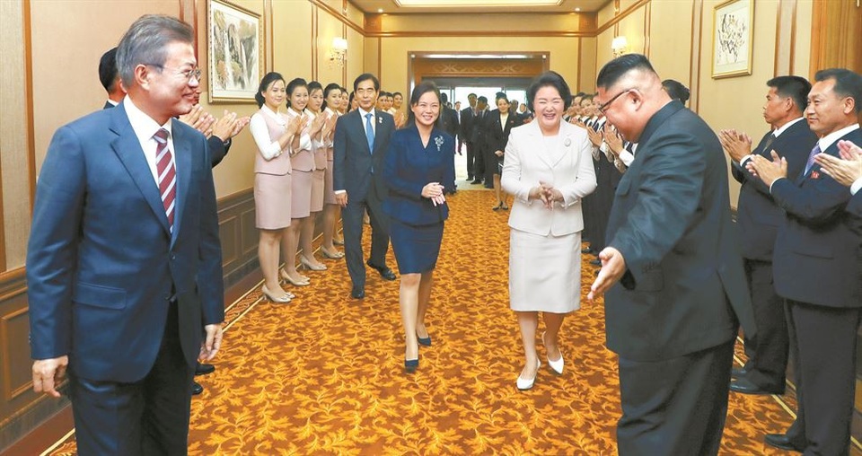 Sự khiêm nhường hiếm thấy khi lãnh đạo Triều Tiên thừa nhận yếu kém - 2 Ông Kim Jong-un đón tiếp Tổng thống và Đệ nhất phu nhân Hàn Quốc tại nhà khách Paekhwawon (Ảnh: Joint Press Corps)
