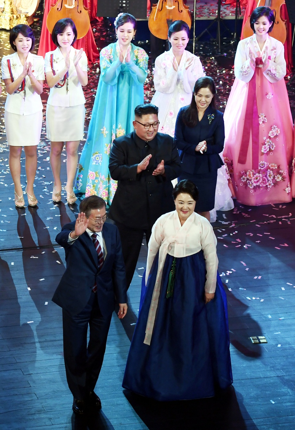 Lãnh đạo Hàn - Triều cùng xem hòa nhạc, dự tiệc tối - 5 Đệ nhất phu nhân Hàn Quốc Kim Jung-sook đã chọn trang phục truyền thống khi xuất hiện cùng Tổng thống Moon Jae-in trong chương trình hòa nhạc.