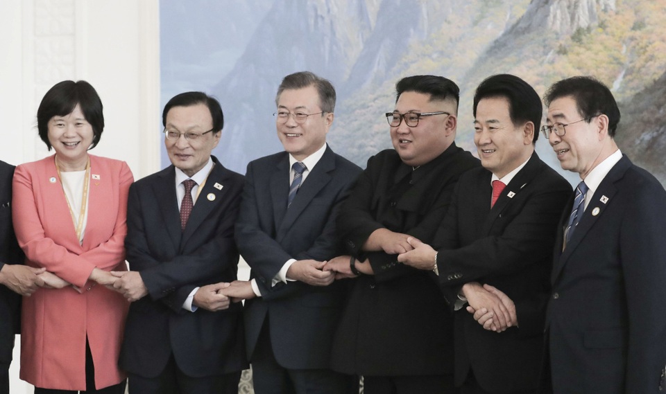 Triều Tiên tổ chức màn đồng diễn “biển người” chào mừng Tổng thống Hàn Quốc - 9 Nhà lãnh đạo Kim Jong-un bắt tay chéo cùng các quan chức cấp cao trong phái đoàn Hàn Quốc tới Triều Tiên.