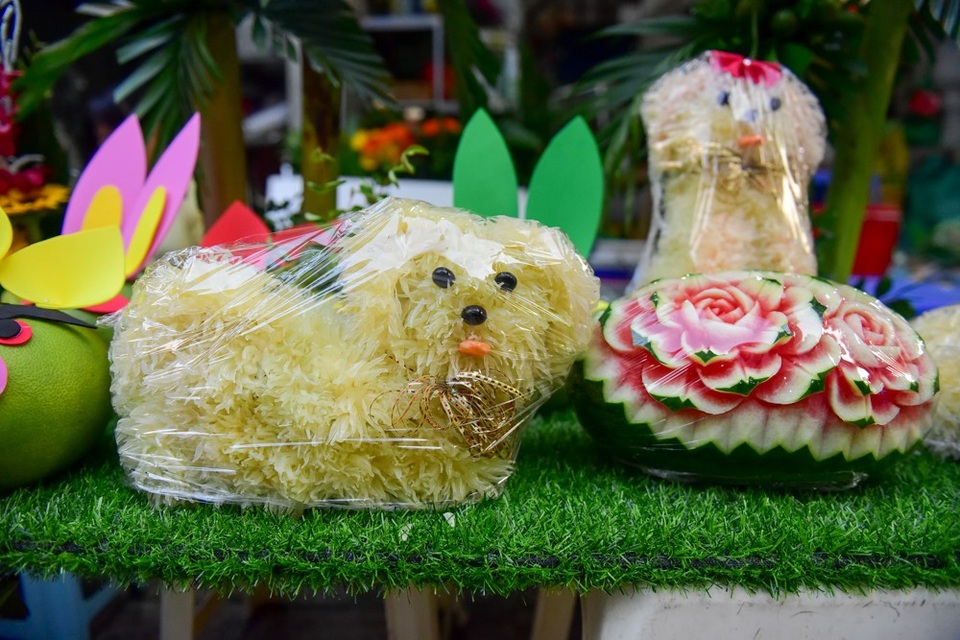 Chú chó ngộ nghĩnh trong mâm ngũ quả Trung thu siêu cầu kỳ ở Hà Nội - 10
Hoa dưa hấu và chó làm từ bưởi.