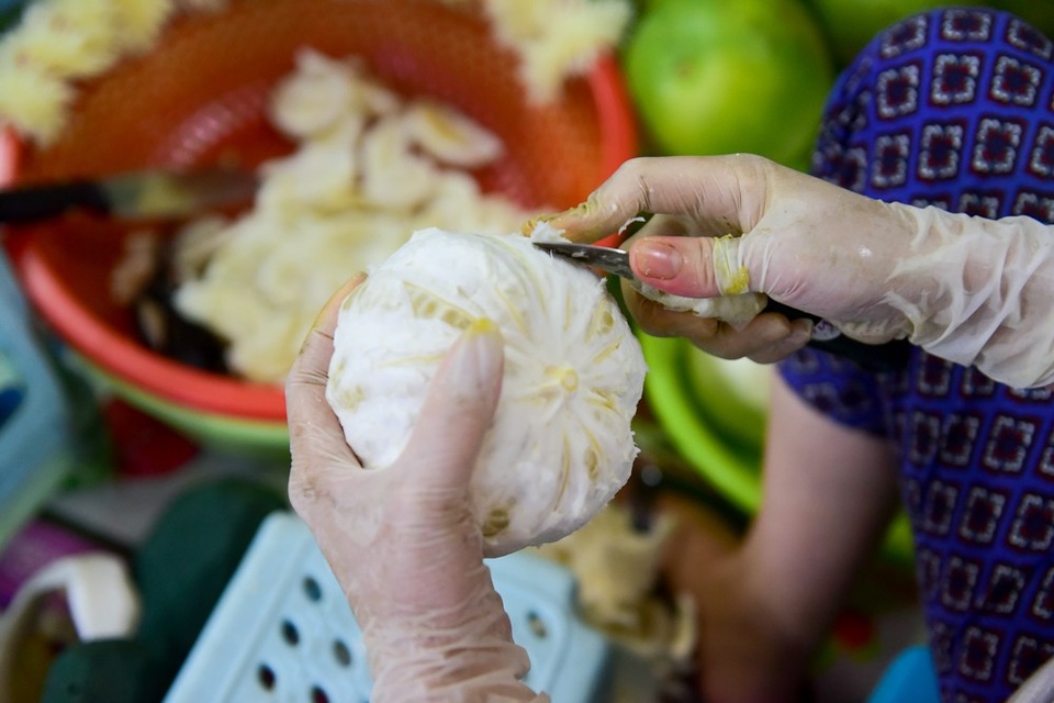Chú chó ngộ nghĩnh trong mâm ngũ quả Trung thu siêu cầu kỳ ở Hà Nội - 3
Bước đầu tiên cũng là bước quan trọng nhất là chọn đúng loại bưởi ta. Bưởi nhất thiết phải là bưởi ta, nếu là các loại bưởi khác thì làm rất khó. Bưởi ta múi khô vừa, múi đều, khi làm không bị nát, chị Huyền, chủ một của hàng làm mâm ngũ quả trên phố Hàng Mã, cho biết.