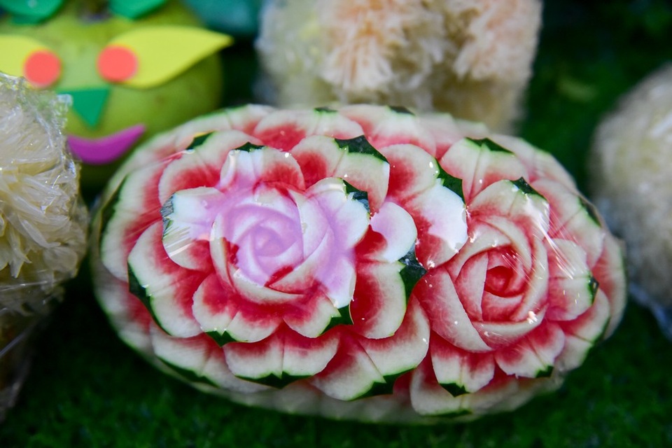 Chú chó ngộ nghĩnh trong mâm ngũ quả Trung thu siêu cầu kỳ ở Hà Nội - 9
Ngoài chó làm từ bưởi, nhiều loại hoa quả khác cũng được bán phục vụ Trung thu như dưa hấu khắc hình hoa hồng...