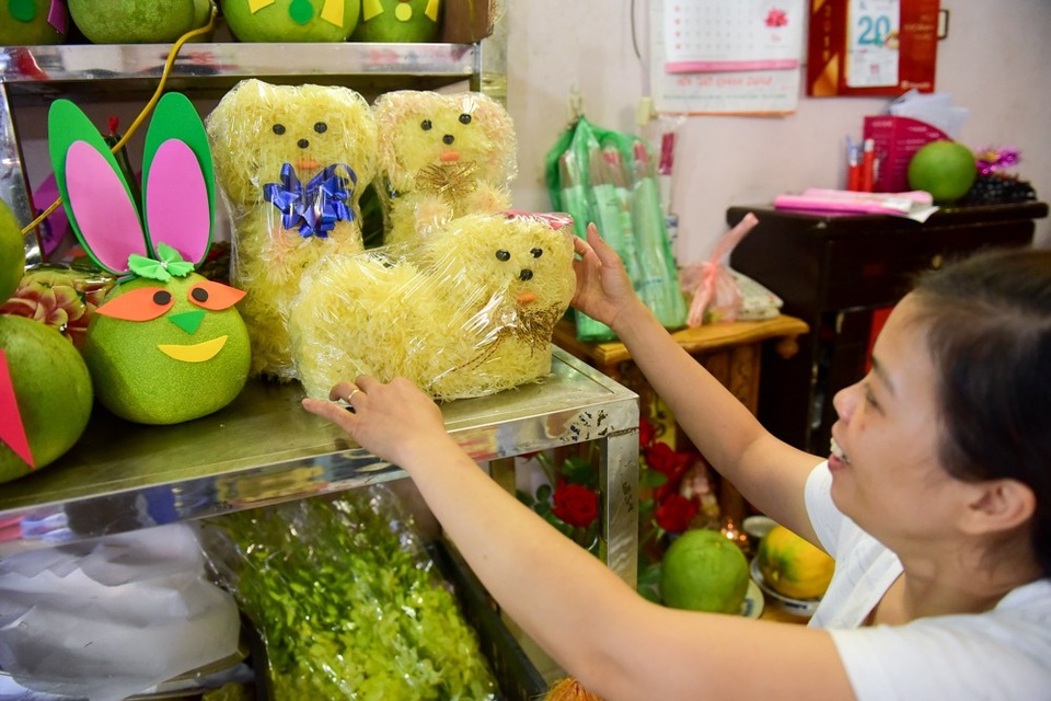 Chú chó ngộ nghĩnh trong mâm ngũ quả Trung thu siêu cầu kỳ ở Hà Nội - 8
Mỗi chú chó bông bằng bưởi có giá 300 – 350 nghìn đồng.