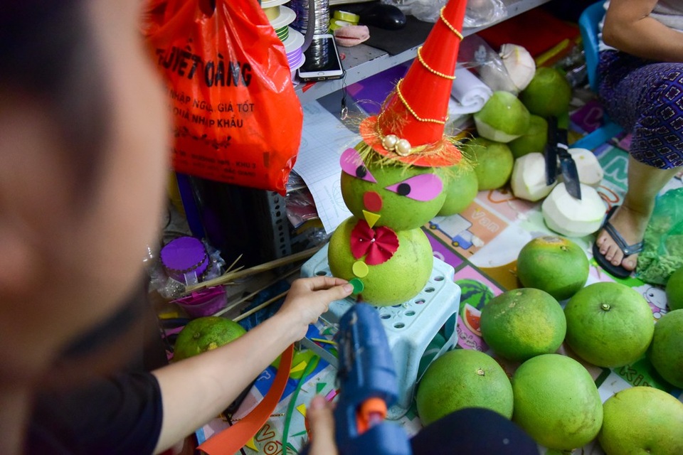 Chú chó ngộ nghĩnh trong mâm ngũ quả Trung thu siêu cầu kỳ ở Hà Nội - 12
Nhiều hình thú, nhân vật cũng được sáng tạo từ hoa quả để tạo thành mâm cỗ cho dịp Tết Trung thu.