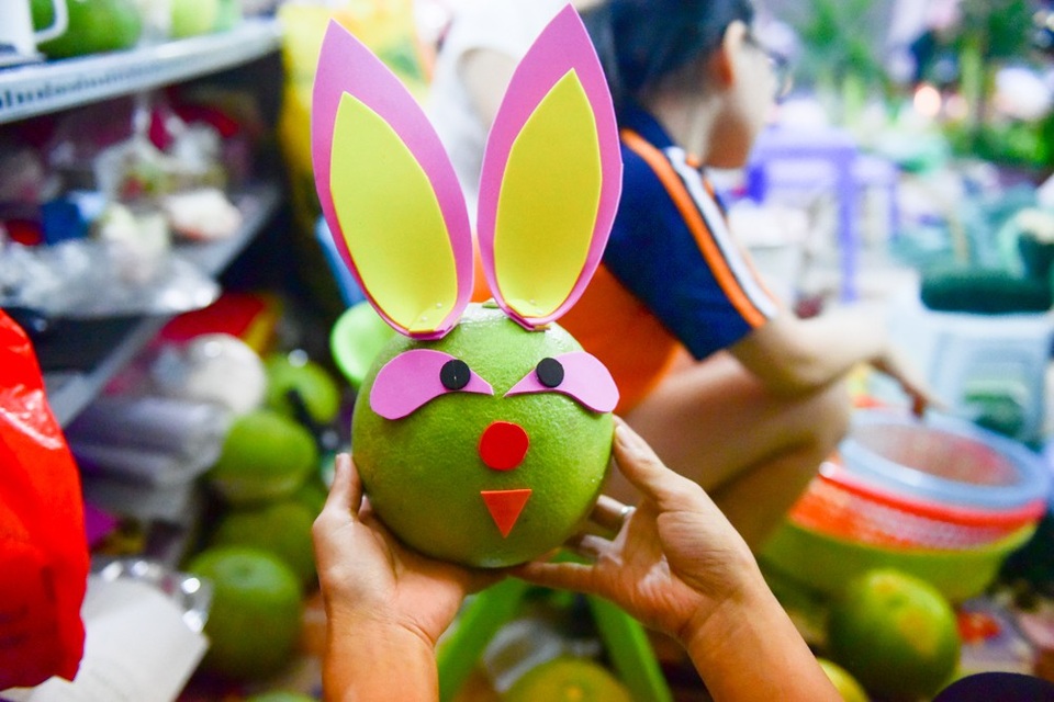 Chú chó ngộ nghĩnh trong mâm ngũ quả Trung thu siêu cầu kỳ ở Hà Nội - 11 Chú chó ngộ nghĩnh trong mâm ngũ quả Trung thu siêu cầu kỳ ở Hà Nội - 11