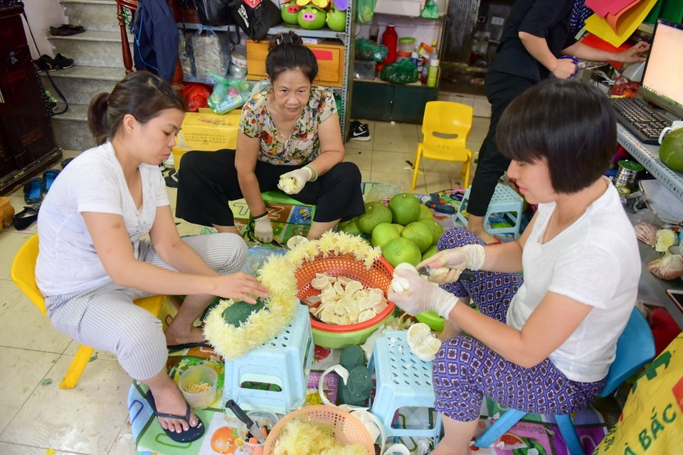 Chú chó ngộ nghĩnh trong mâm ngũ quả Trung thu siêu cầu kỳ ở Hà Nội - 2
Tại một gia đình chuyên làm nghề trang trí mâm hoa quả, nhiều loại quả được sử dụng để cắt tỉa, trang trí, nhưng làm còn thú bằng bưởi vẫn là mặt hàng bán chạy nhất. Để hoàn thành một con thú bằng bưởi phải trải qua nhiều công đoạn khá kỳ công.