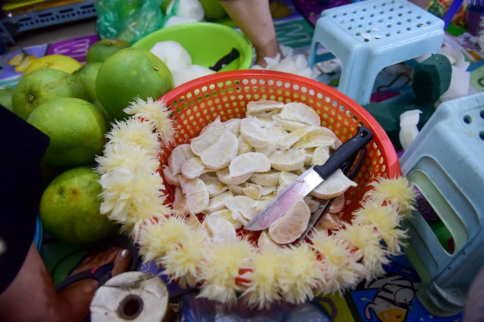 Chú chó ngộ nghĩnh trong mâm ngũ quả Trung thu siêu cầu kỳ ở Hà Nội - 5
Sau đó, các múi bưởi được tách bỏ hạt, bổ múi cho các tép bưởi nhô lên để đắp vào khuôn hình con thú muốn làm.