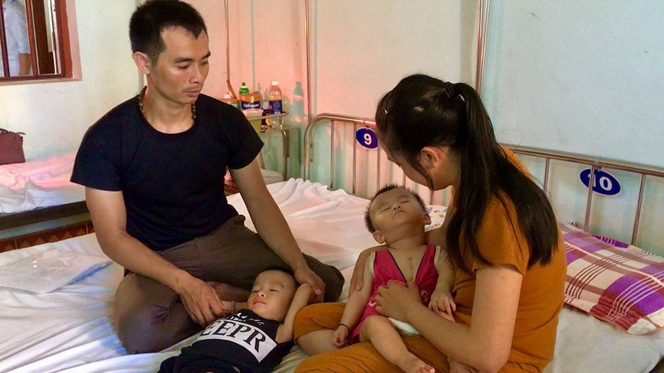Cuộc sống cùng cực của vợ chồng nghèo có hai con bị bại não, tim bẩm sinh - 1 Cả hai đứa con anh Đông, chị Oanh đều bị chứng bại não, cháu thứ 2 còn bị thêm tim bẩm sinh ở mức độ nặng