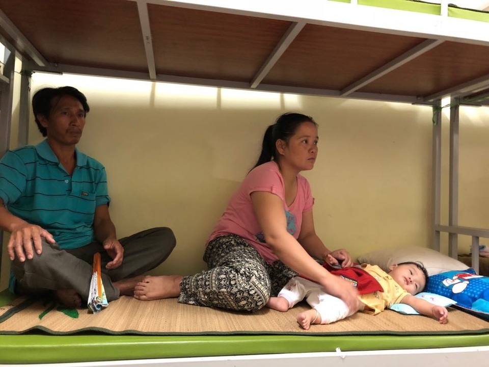 Bệnh nhân nghèo òa khóc nhìn nhà trọ cháy không thể vào lấy đồ - 4 Bệnh nhân nghèo òa khóc nhìn nhà trọ cháy không thể vào lấy đồ - 4