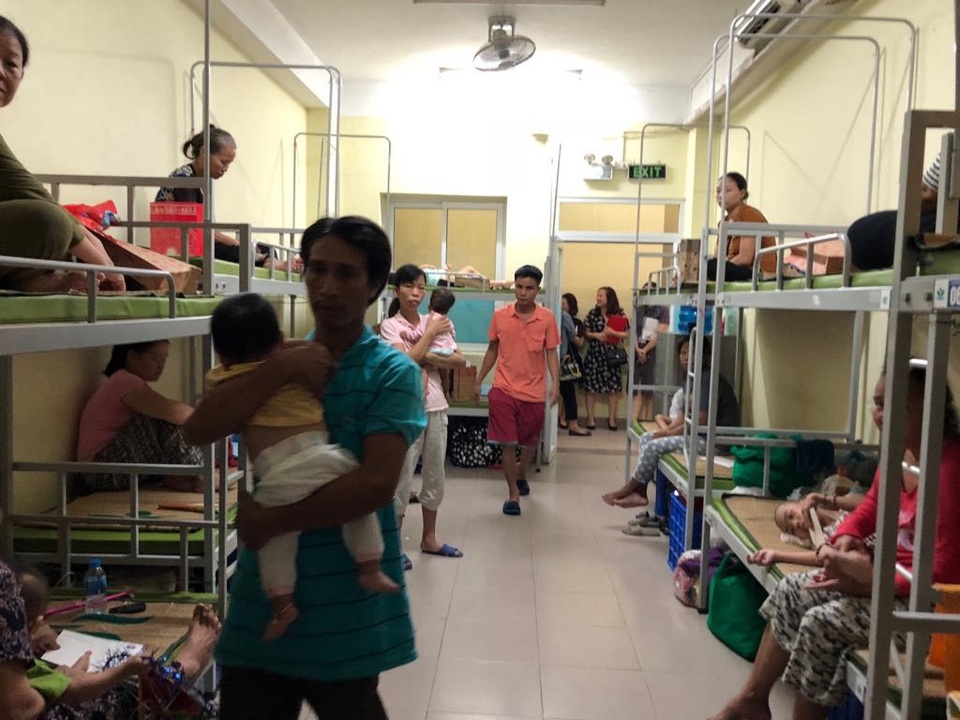 Bệnh nhân nghèo òa khóc nhìn nhà trọ cháy không thể vào lấy đồ - 5 Bệnh nhân nghèo òa khóc nhìn nhà trọ cháy không thể vào lấy đồ - 5