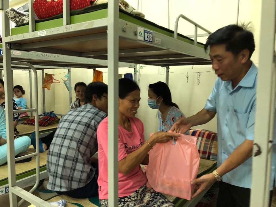 Bệnh nhân nghèo òa khóc nhìn nhà trọ cháy không thể vào lấy đồ - 6 Bệnh nhân nghèo òa khóc nhìn nhà trọ cháy không thể vào lấy đồ - 6