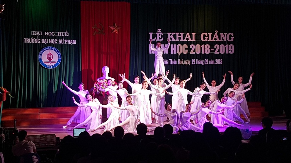 Những tiết mục văn nghệ xúc động ở lễ khai giảng trường ĐH Sư phạm Huế - 2 Những tiết mục múa trong hoạt cảnh về thủ khoa vượt khó
