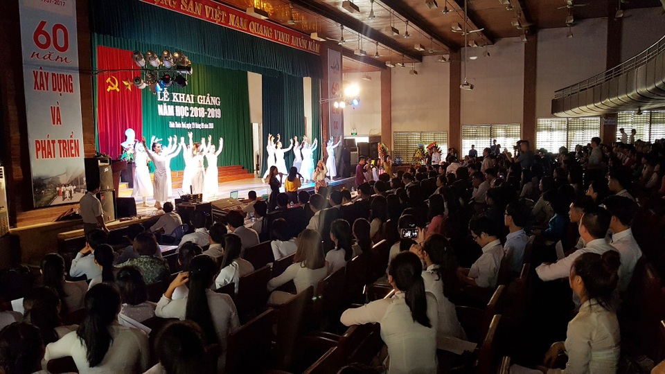 Những tiết mục văn nghệ xúc động ở lễ khai giảng trường ĐH Sư phạm Huế - 1 Các tân sinh viên trường Đại học Sư phạm - Đại học Huế trong trang phục áo dài trắng, quần xanh áo trắng đến dự lễ khai giảng năm học mới