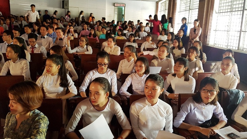 Những tiết mục văn nghệ xúc động ở lễ khai giảng trường ĐH Sư phạm Huế - 3 Các tân sinh viên chủ yếu là nữ của trường Đại học Sư phạm Huế