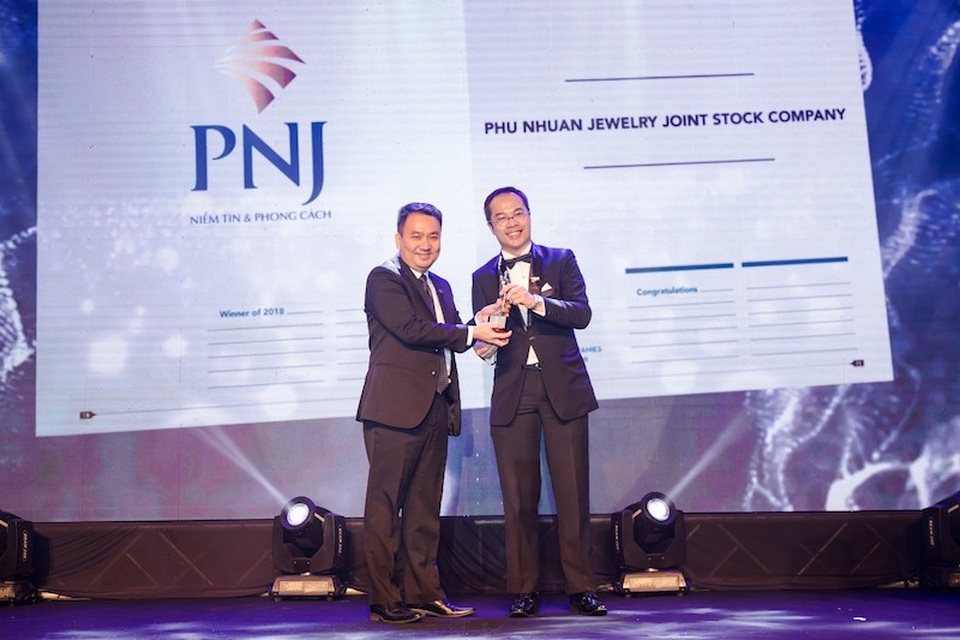 Ông Lê Trí Thông (bên trái), TGĐ PNJ, đại diện doanh nghiệp nhận giải thưởng do Tạp chí HR Asia trao tặng