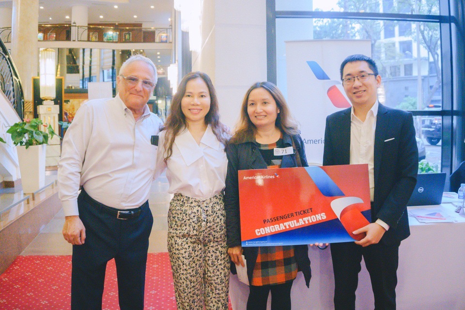 
Phụ huynh được tặng vé máy bay American Airline tại Triển lãm mùa tháng 3/2018
