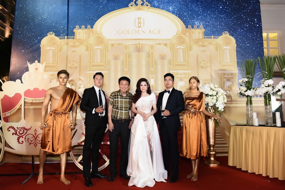 GOLDEN AGE - Thế giới mua sắm thượng lưu chính thức mở cửa - 3
Nhạc sỹ Phú Quang, Doanh nhân Selena Thanh Thủy - Chủ tịch Golden Age, Giám đốc kinh doanh Thanh Tùng và khách mời.