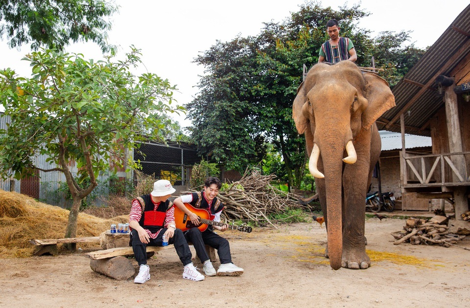 Châu Đăng Khoa bản lĩnh soán vị trí rapper của Karik trong "Người lạ ơi" bên nhà sàn Tây Nguyên - 6 Châu Đăng Khoa bản lĩnh soán vị trí rapper của Karik trong "Người lạ ơi" bên nhà sàn Tây Nguyên - 6