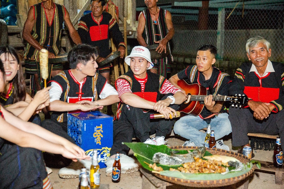 Châu Đăng Khoa bản lĩnh soán vị trí rapper của Karik trong "Người lạ ơi" bên nhà sàn Tây Nguyên - 8 Châu Đăng Khoa bản lĩnh soán vị trí rapper của Karik trong "Người lạ ơi" bên nhà sàn Tây Nguyên - 8