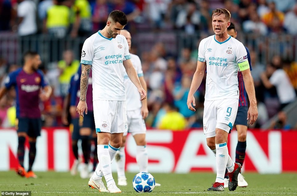 Barcelona 4-0 PSV Eindhoven: Cú hattrick của Messi - 7
Nỗi buồn của các cầu thủ PSV Eindhoven