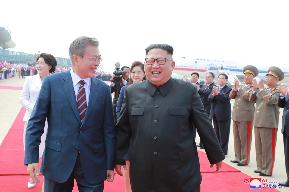 Nhà lãnh đạo Kim Jong-un đón Tổng thống Moon Jae-in tại Bình Nhưỡng ngày 18/9 (Ảnh: Reuters)