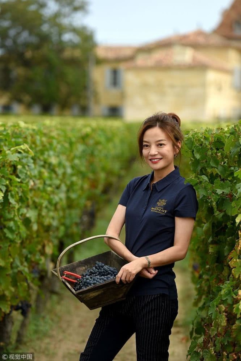Triệu Vy khoe dáng trong biệt thự tuyệt đẹp tại Pháp - 5
Triệu Vy và doanh nhân Huang Long nên nghĩa vợ chồng từ năm 2009 dù họ không hề tổ chức đám cưới “rình rang” trước bạn bè hay người thân. Cặp đôi đã có với nhau một cô con gái, chào đời vào năm 2010. Cặp đôi không chỉ là vợ chồng mà còn cùng nhau đứng tên khá nhiều công ty kinh doanh đa lĩnh vực.