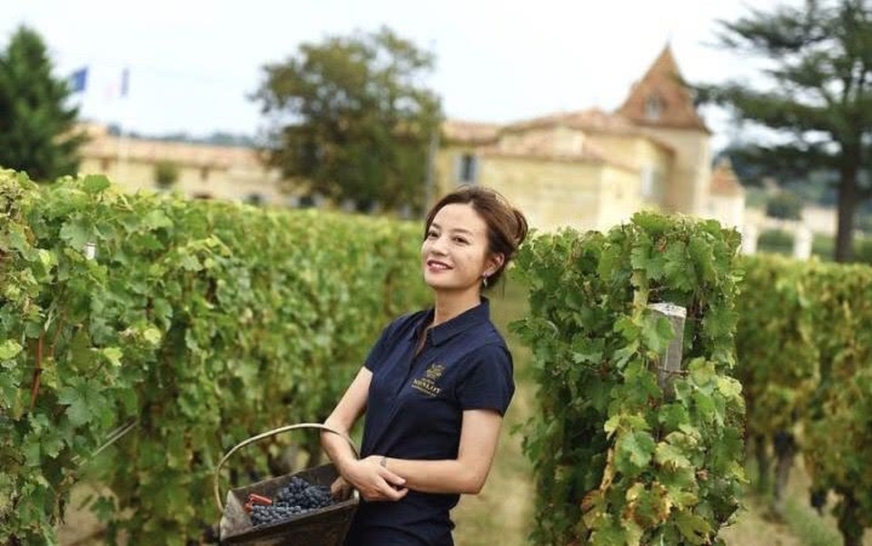 Triệu Vy khoe dáng trong biệt thự tuyệt đẹp tại Pháp - 7
Ước tính, giá trị tài sản của vợ chồng “én nhỏ” hiện tại là gần 4,5 tỉ đô la Hồng Kông. Trước khi dính bê bối gian lận thương mại vào năm 2017, vợ chồng Triệu Vy từng là những cái tên quyền lực trên thị trường chứng khoán.