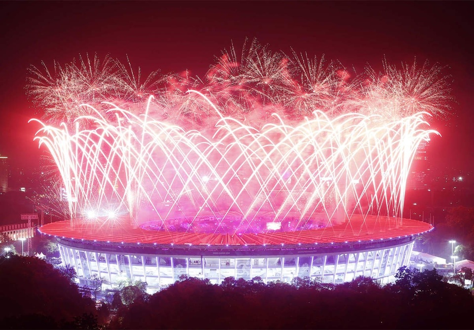 Lễ bế mạc Asiad 18: Bữa tiệc âm nhạc rộn ràng - 4
Pháo hoa liên tục được bắn lên sau mỗi phần trình diễn của các ca sĩ