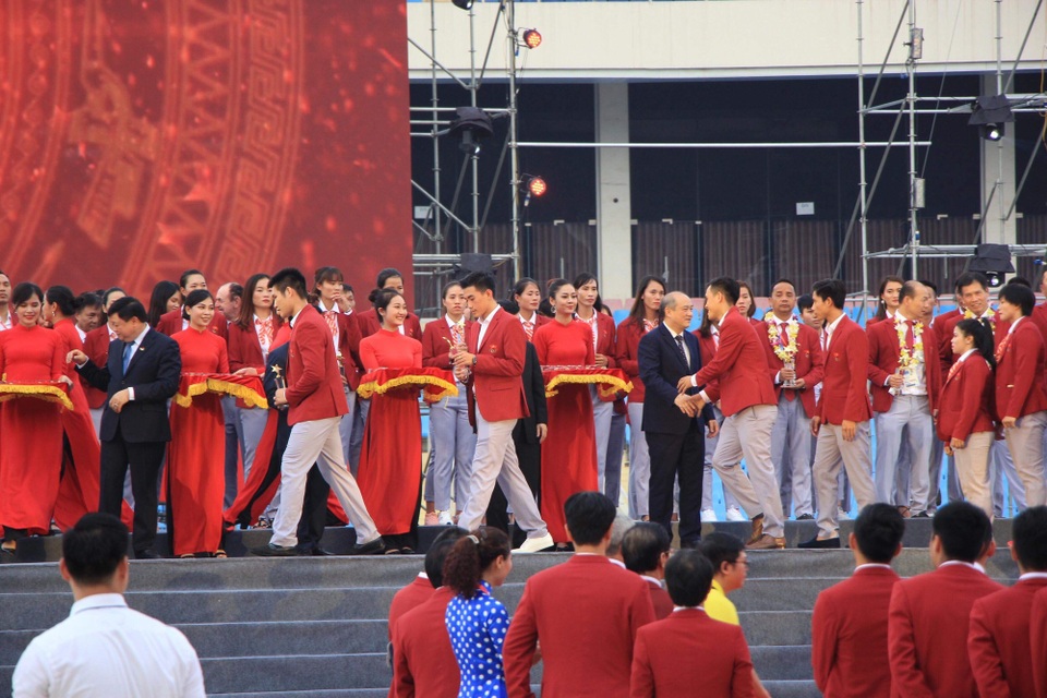 Olympic Việt Nam cảm ơn người hâm mộ trong lễ vinh danh tại Mỹ Đình - 13 Olympic Việt Nam cảm ơn người hâm mộ trong lễ vinh danh tại Mỹ Đình - 13