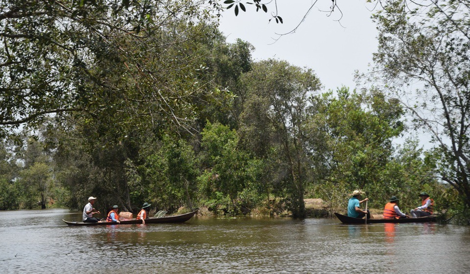Mùa nước nổi đến Tràm Chim giăng câu, thả lưới - 1 Đến mùa nước nổi, nhiều du khách tìm đến Vườn Quốc gia Tràm Chim để trải nghiệm một ngày làm nông dân